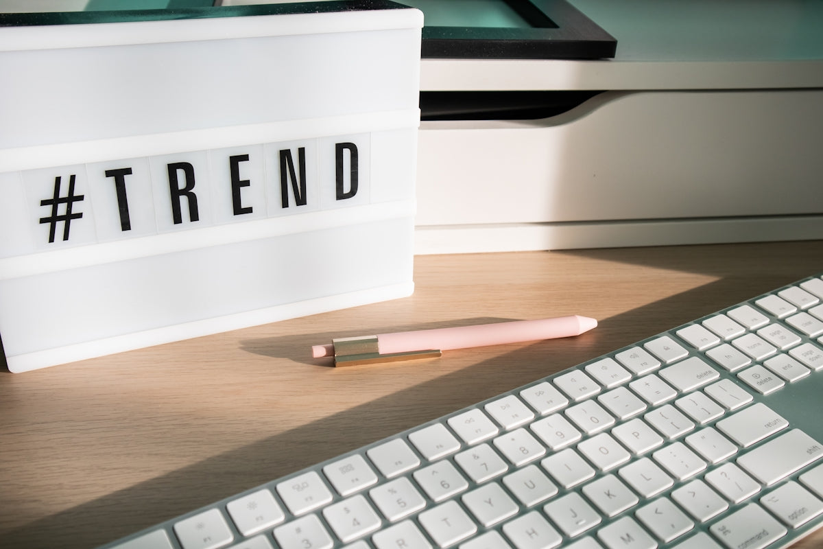 Escritorio con teclado y cuaderno para planificar compras online