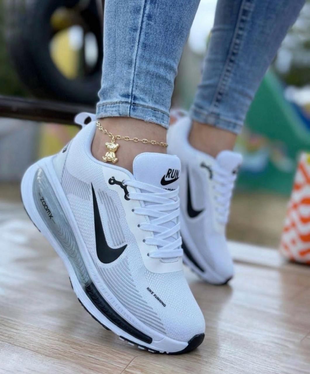 NIKE RUNING  VOMERO