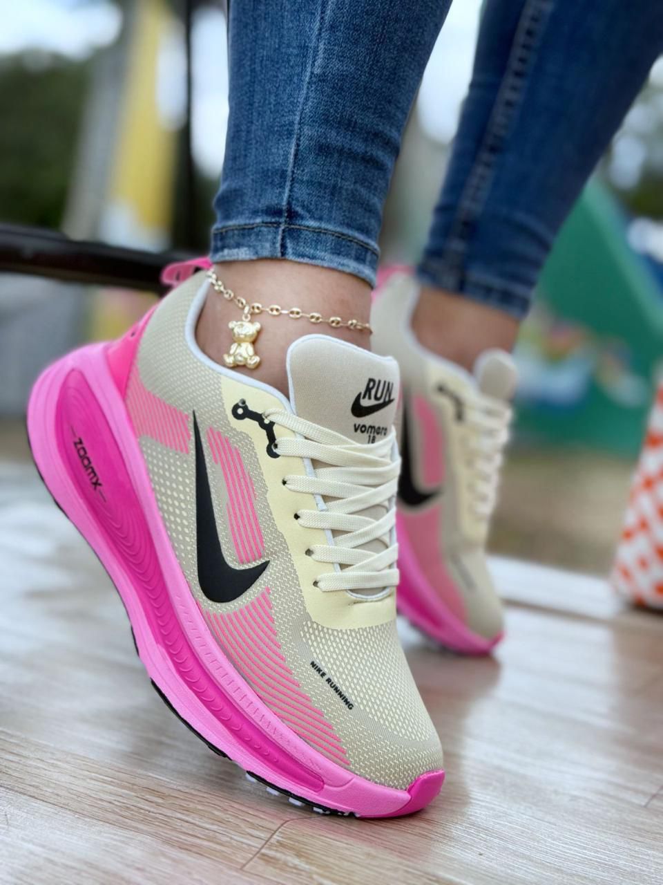 NIKE RUNING  VOMERO