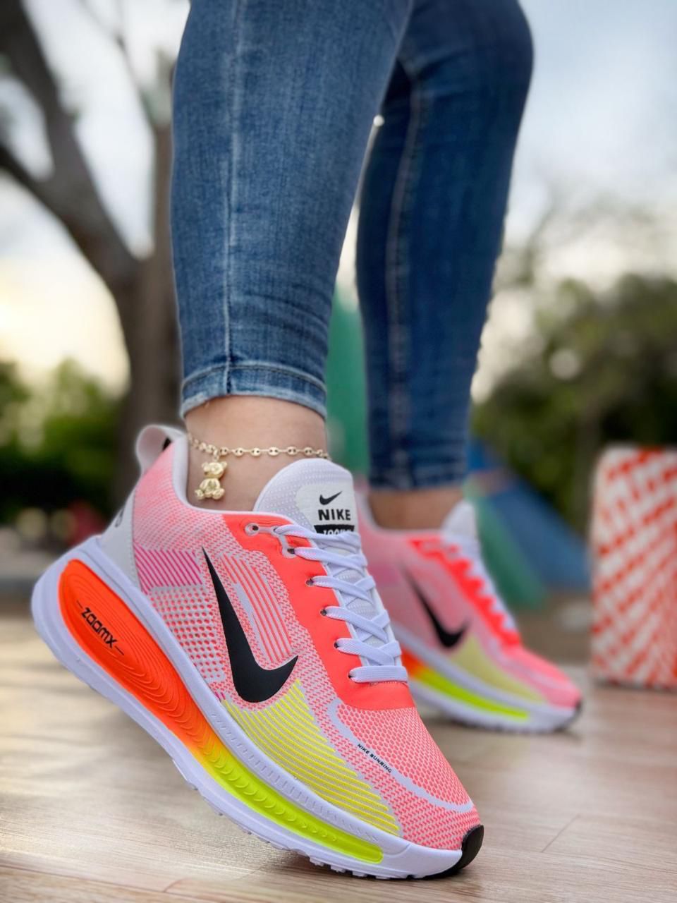 NIKE RUNING  VOMERO