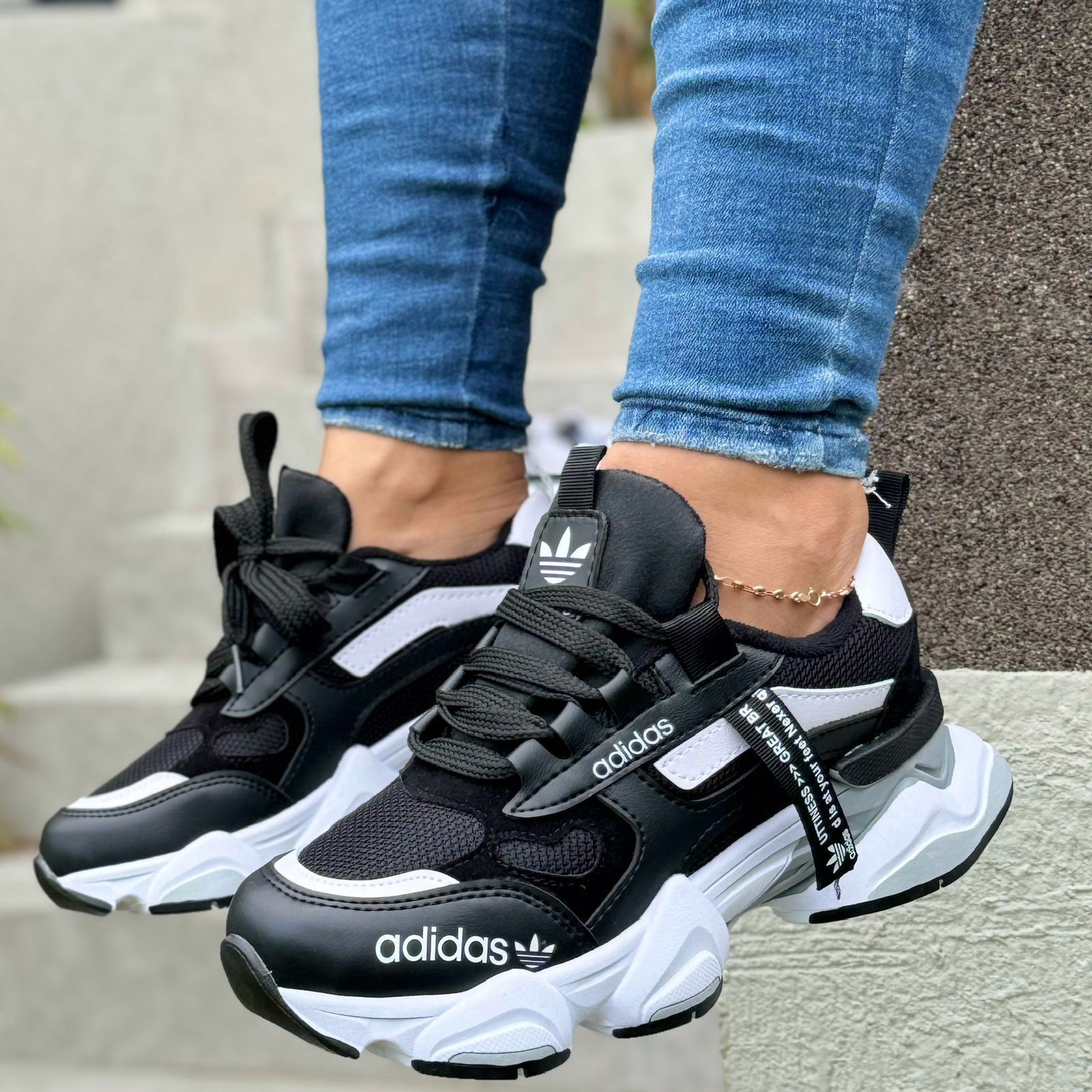 ADIDAS GOMA DAMA